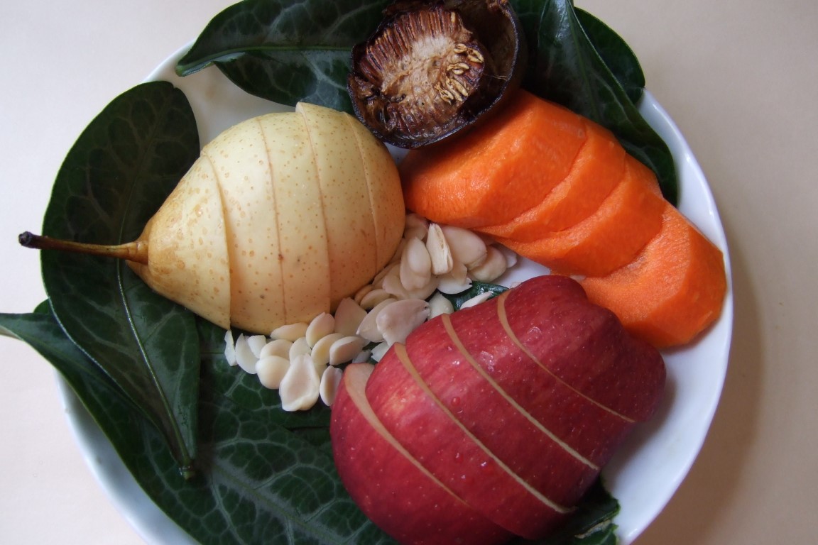 Fresh Sauropus Leaf, Almond, Three-Fruit and Carrot Soup