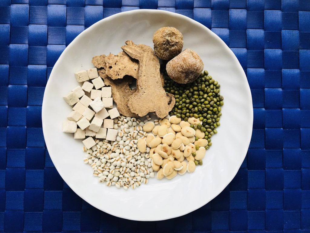 Mung Bean Job's Tears Hyacinth Bean Soup (Lv Dou Yi Mi Bian Dou Qu Shi Tang)