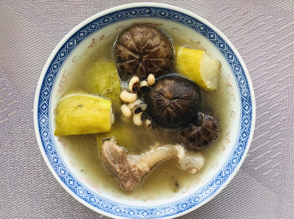 Hairy Gourd, Black-Eyed Bean, Shiitake and Pork Shin Soup
