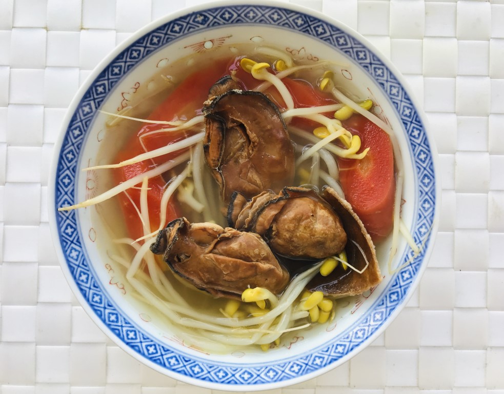 Soybean Sprout, Carrot and Dried Oyster Lean Pork Soup