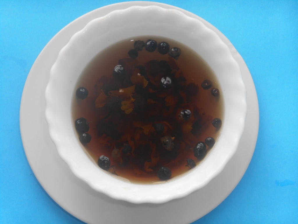 Snow Chrysanthemum (Xue Ju) and Black Goji Tea