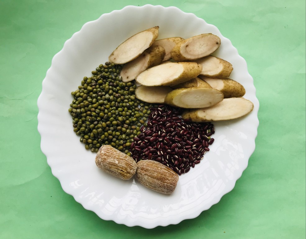 Fresh Burdock, Rice Bean and Mung Bean Soup