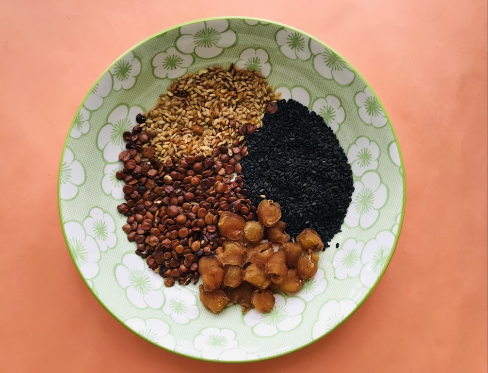 Sour Jujube Seed, Biota Seed, Black Sesame and Longan Tea
