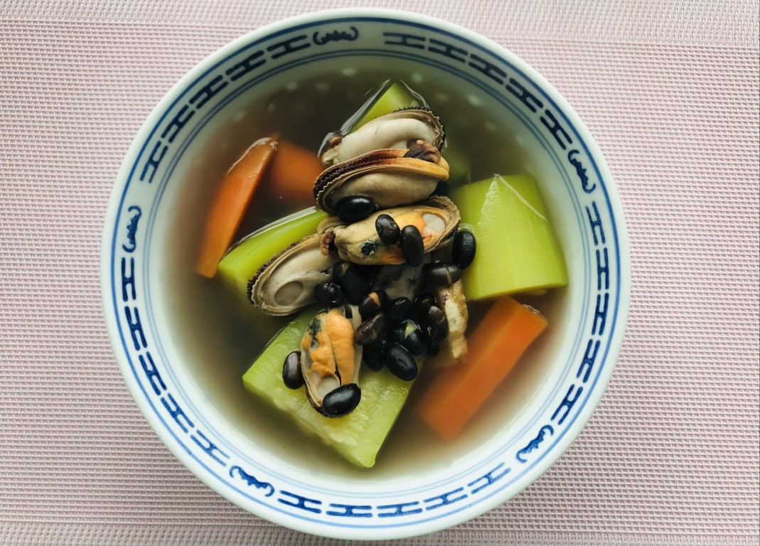 Mussel, Green-Kernel Black Bean, Carrot and Fuzzy Gourd Soup
