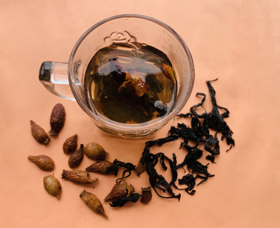 Cherokee Rose Fruit and Eucommia Leaf Tea