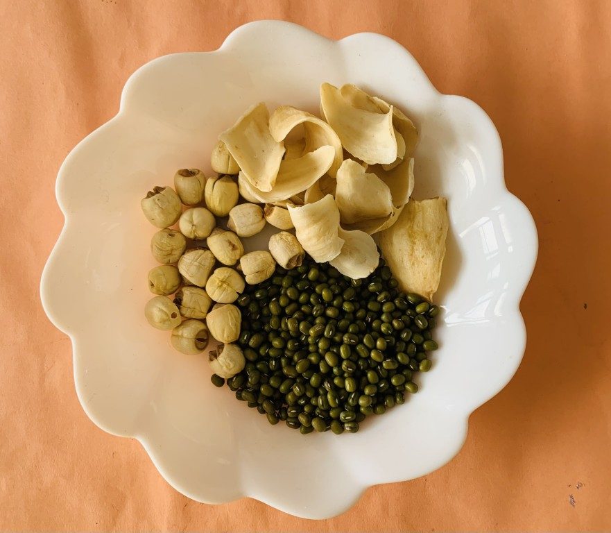 Mung Bean, Lotus Seed and Lily Bulb Soup
