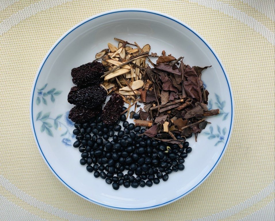 Taxillus, Mulberry Twig, Black Bean and Chinese Date Soup