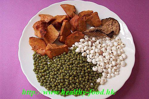 Fresh Smilax, Mung Bean, and Coix Seed Soup