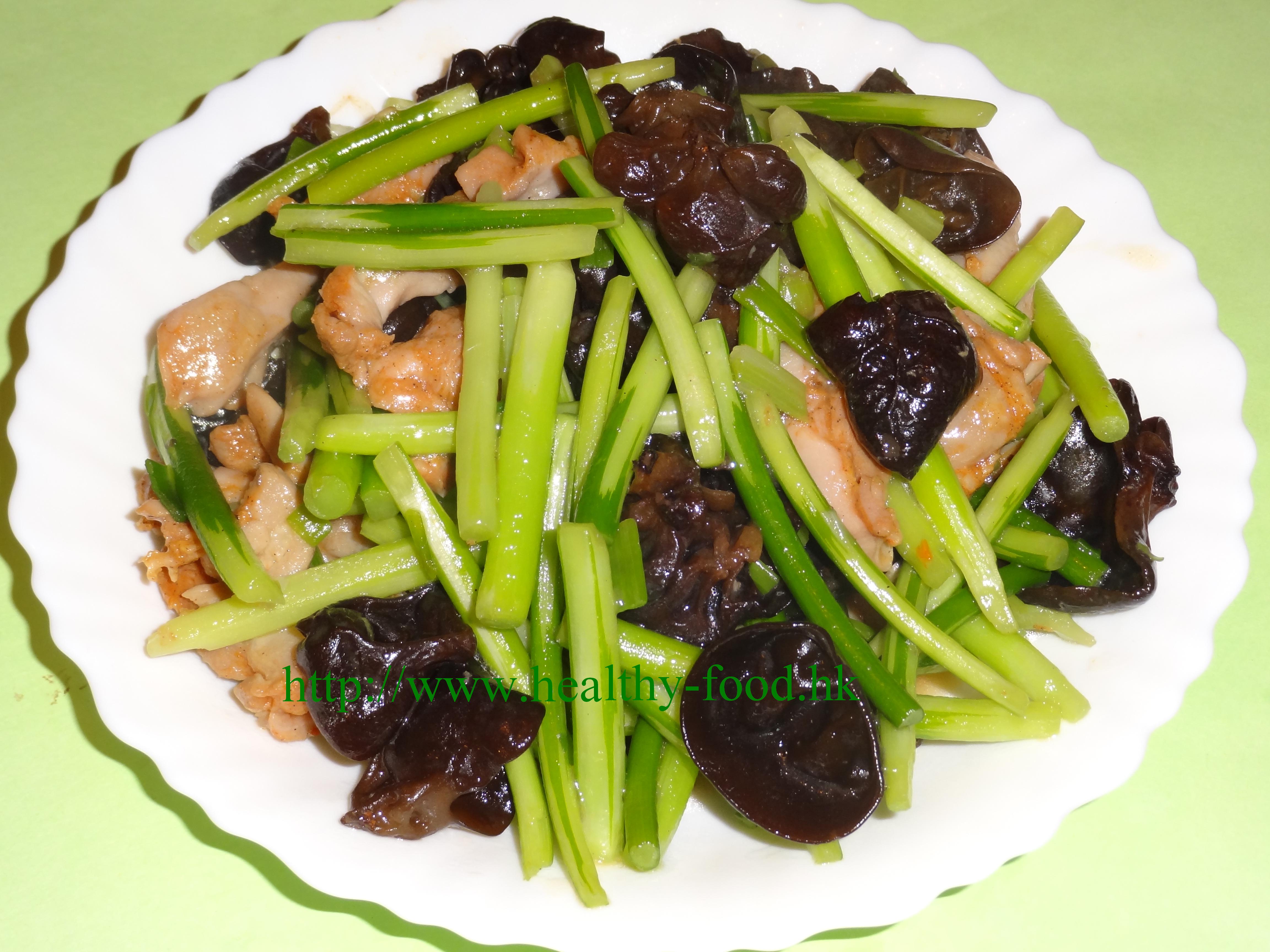 Garlic Stem and Cloud Ear Mushroom Stir-Fried Chicken (Suan Xin Yun Er Chao Ji)
