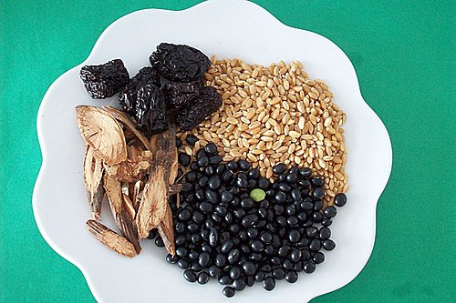 Wheat Berry, Black Bean and Polygonum Vine Soup