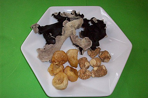 Black Fungus, Fig, and American Ginseng Double-Boiled Soup