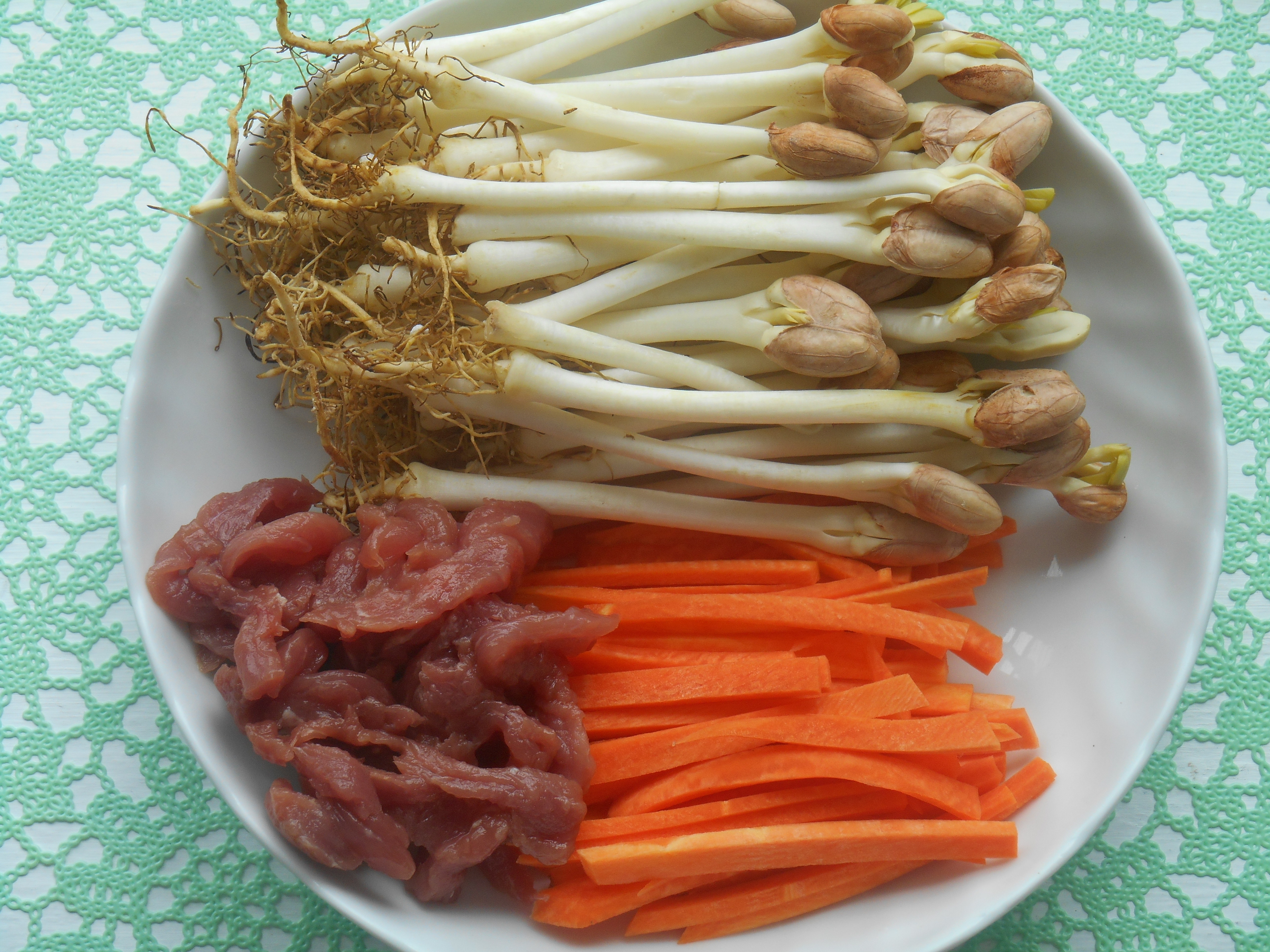Peanut Sprout Stir-Fried with Pork and Carrot