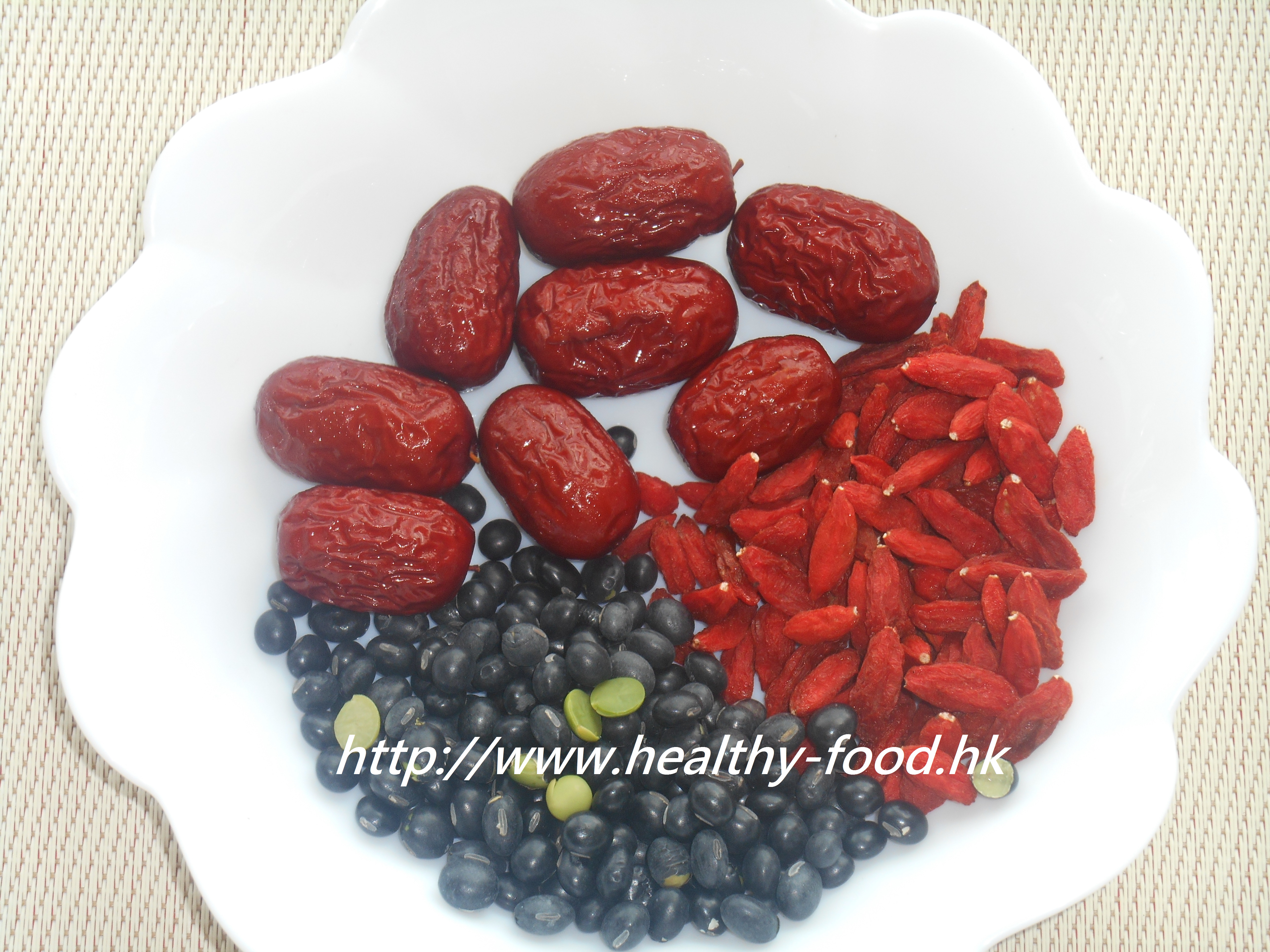 Green-Core Black Bean, Goji Berry and Red Date Soup (Qing Ren Hei Dou Soup)