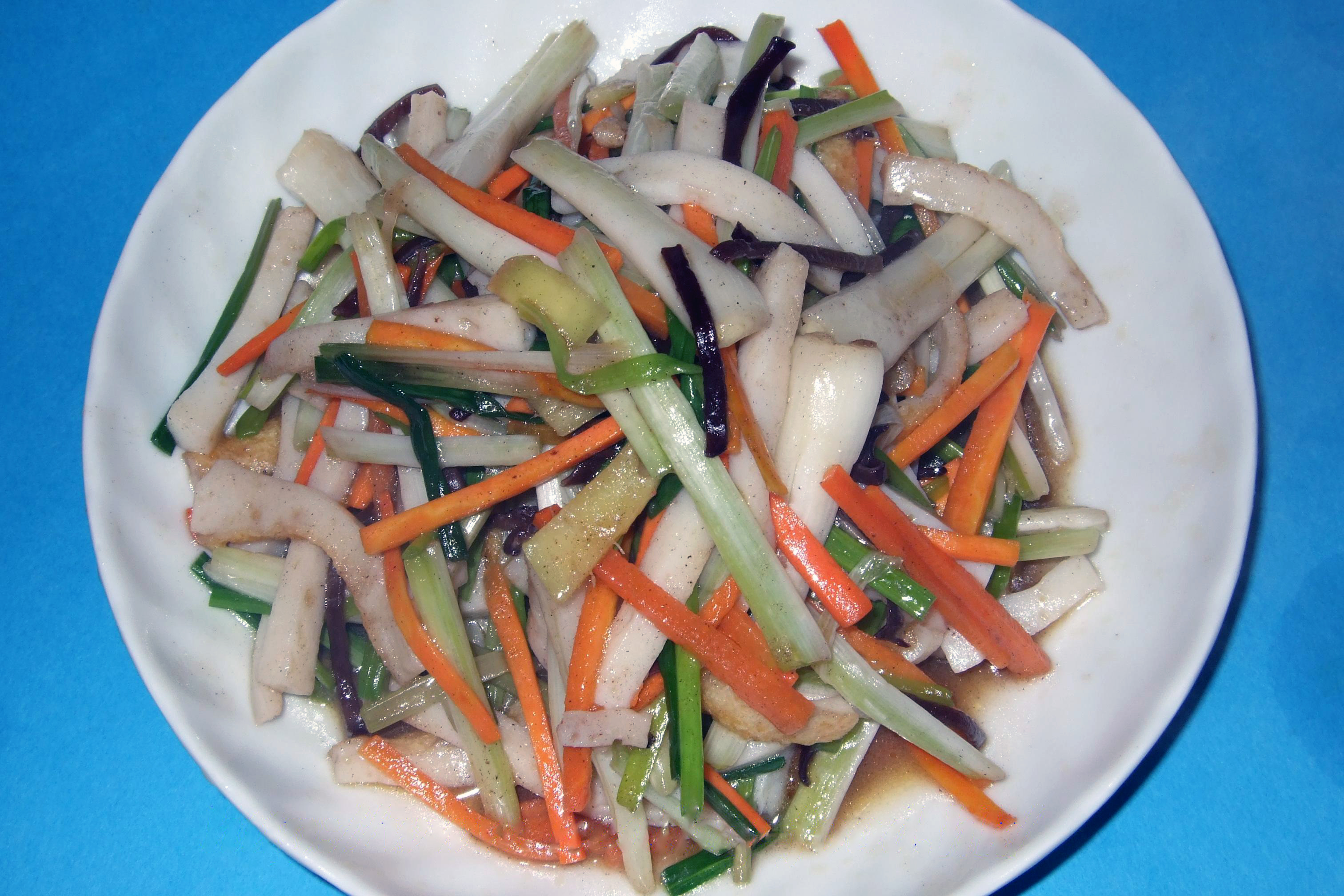 Colorful Garlic Chive Stir-Fry (Qi Cai Qiao Cai Si)