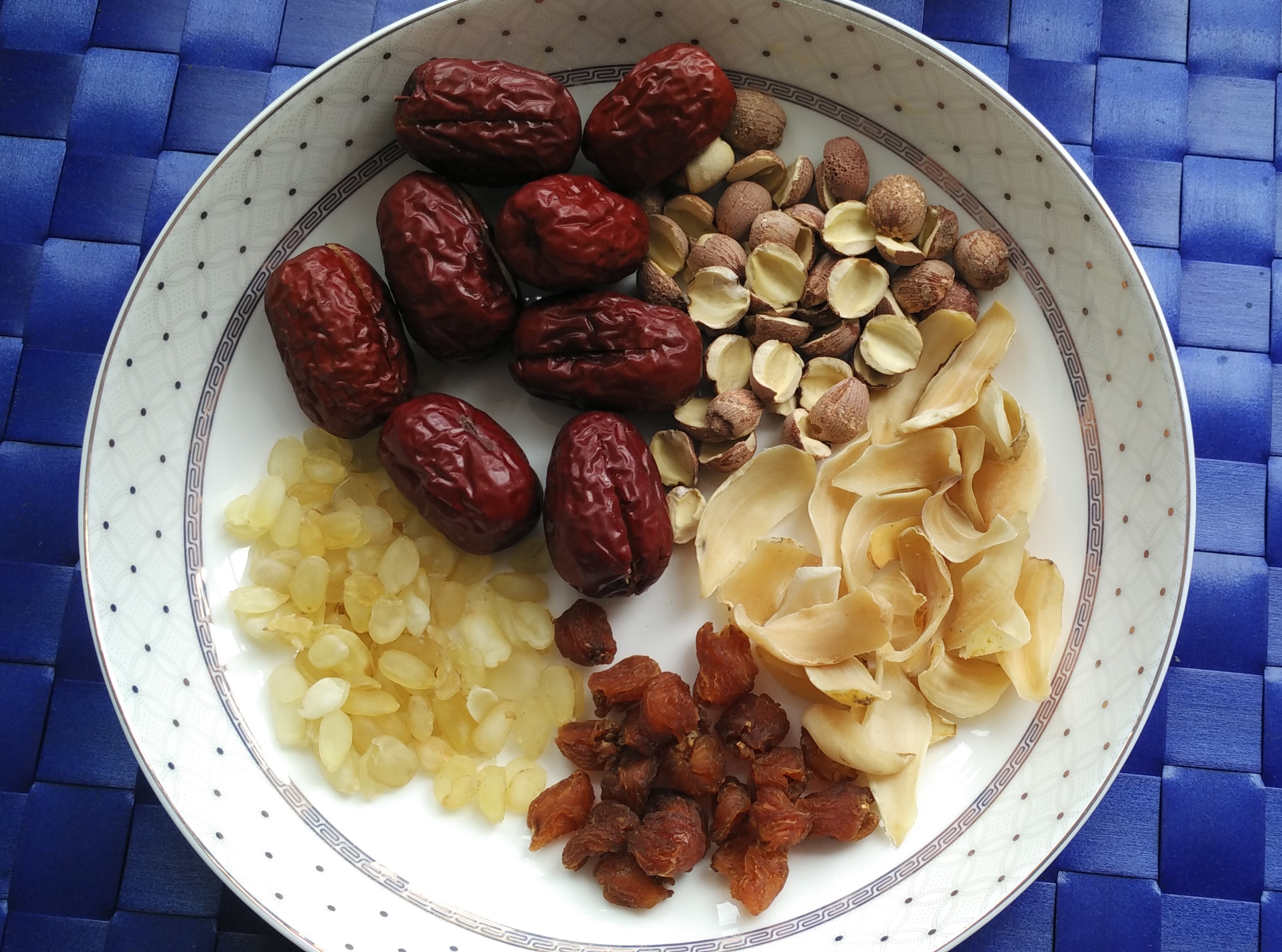 Soap Pod Seed, Lotus Seed, Lily Bulb & Longan Soup