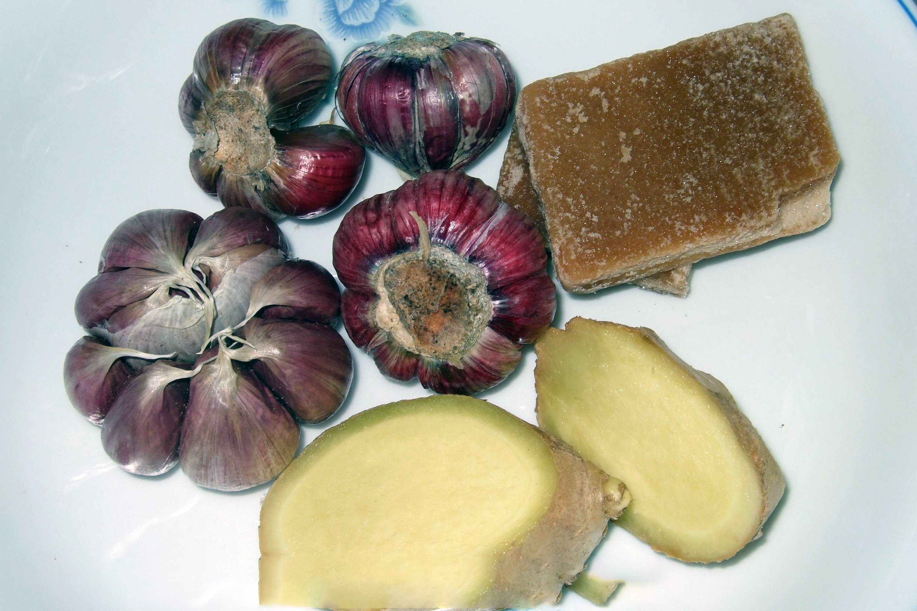 Red-Skin Garlic and Fresh Ginger Tea