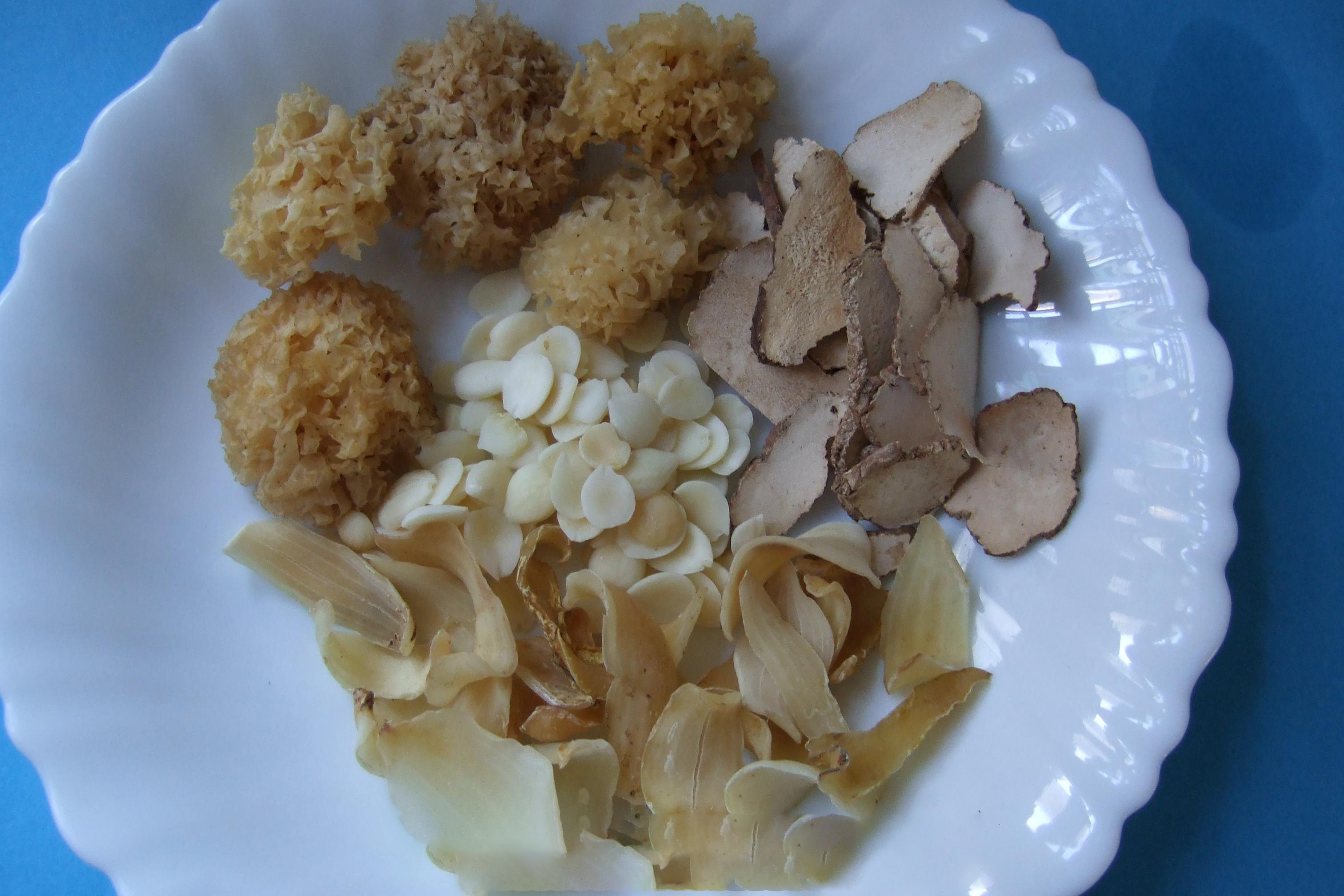 Tiger Milk Ganoderma, Snow Fungus, and Apricot Kernel Soup