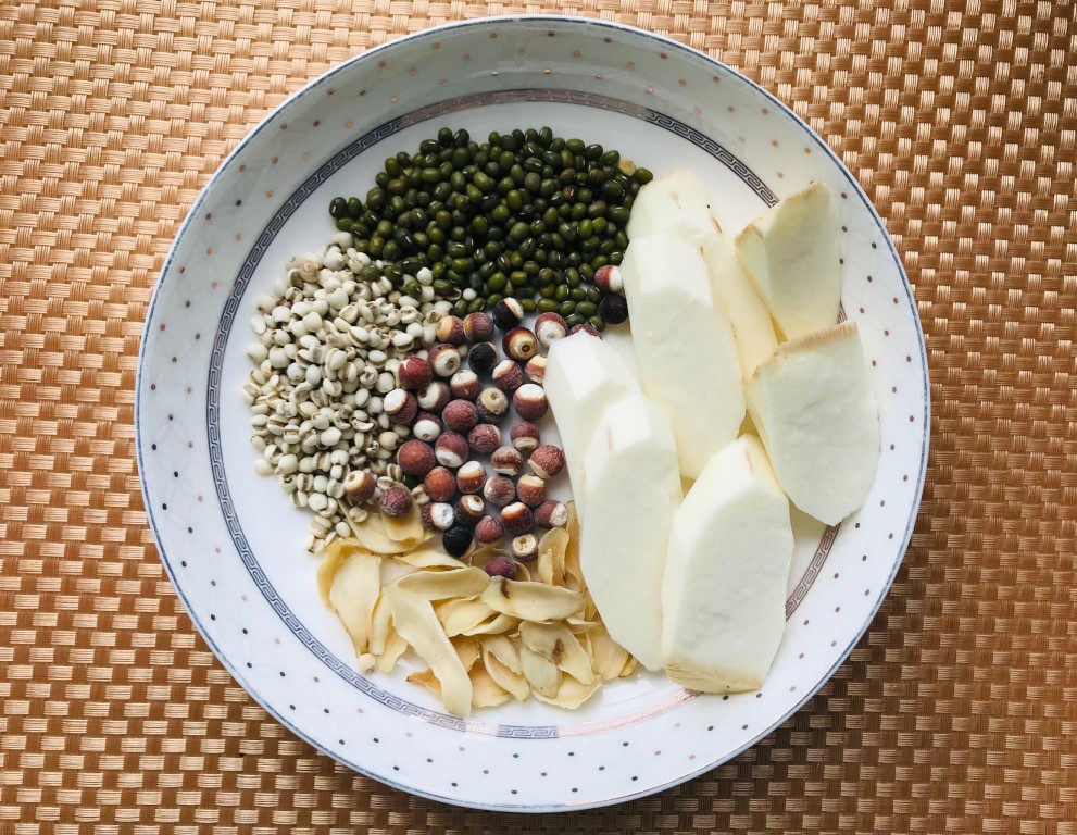 Fresh Chinese Yam and Mung Bean Damp-Clearing Soup