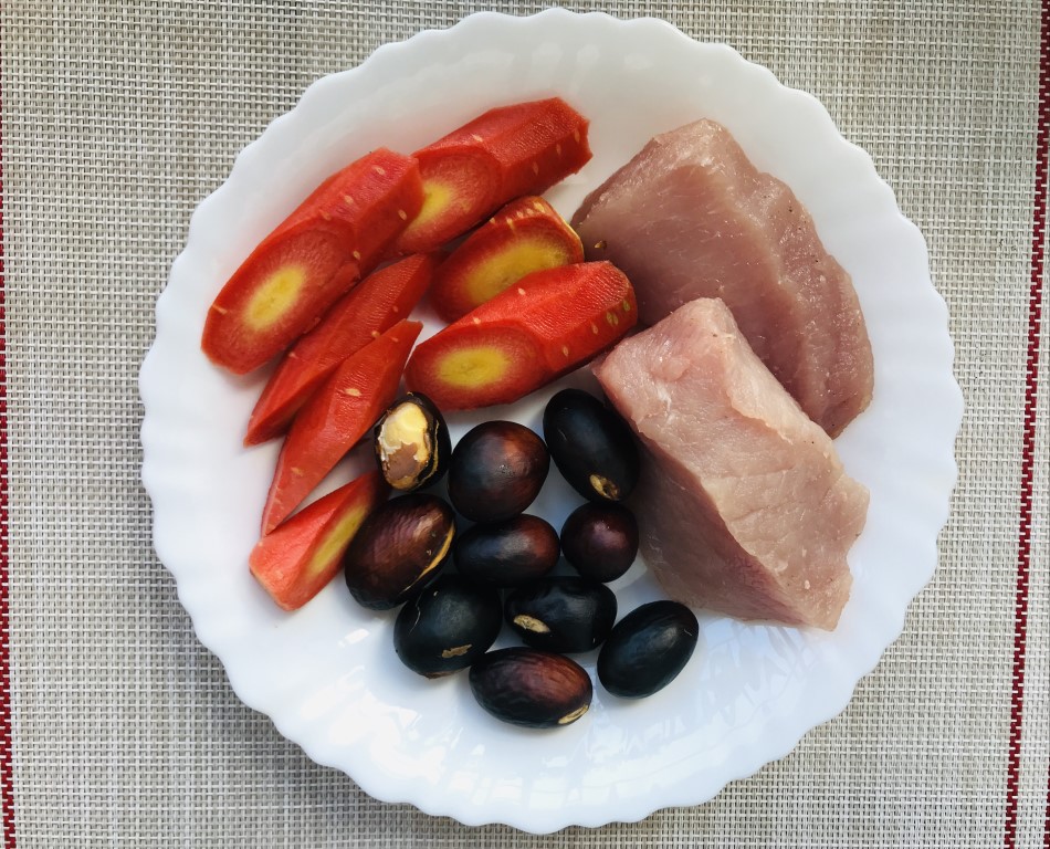 Sterculia Seed (Phoenix Eye Fruit) and Carrot Pork Soup