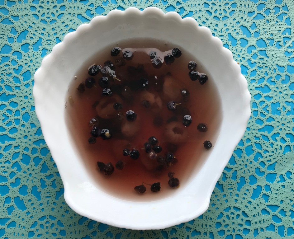 Longan and Black Goji Berry Tea (Yuan Rou Hei Qi Zi Cha)