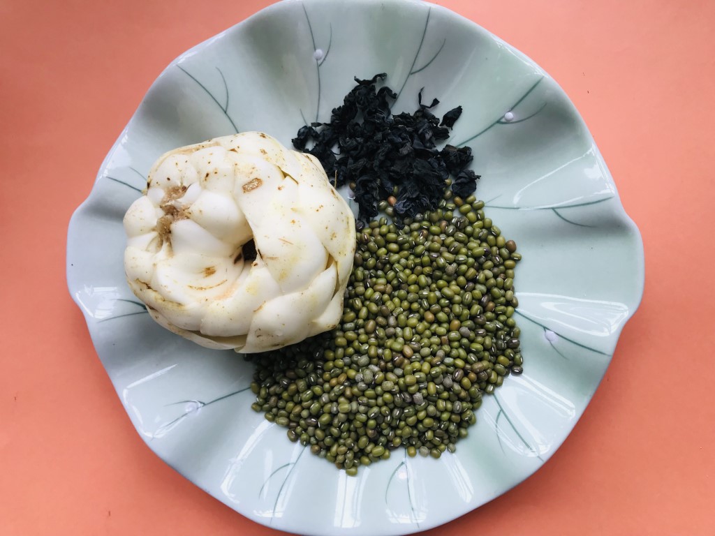 Fresh Lily Bulb, Mung Bean and Seaweed Soup