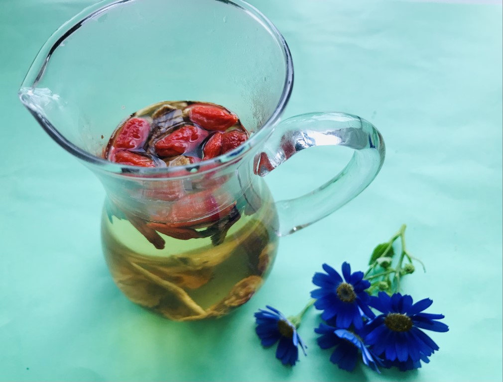 Dried Burdock and Goji Berry Tea
